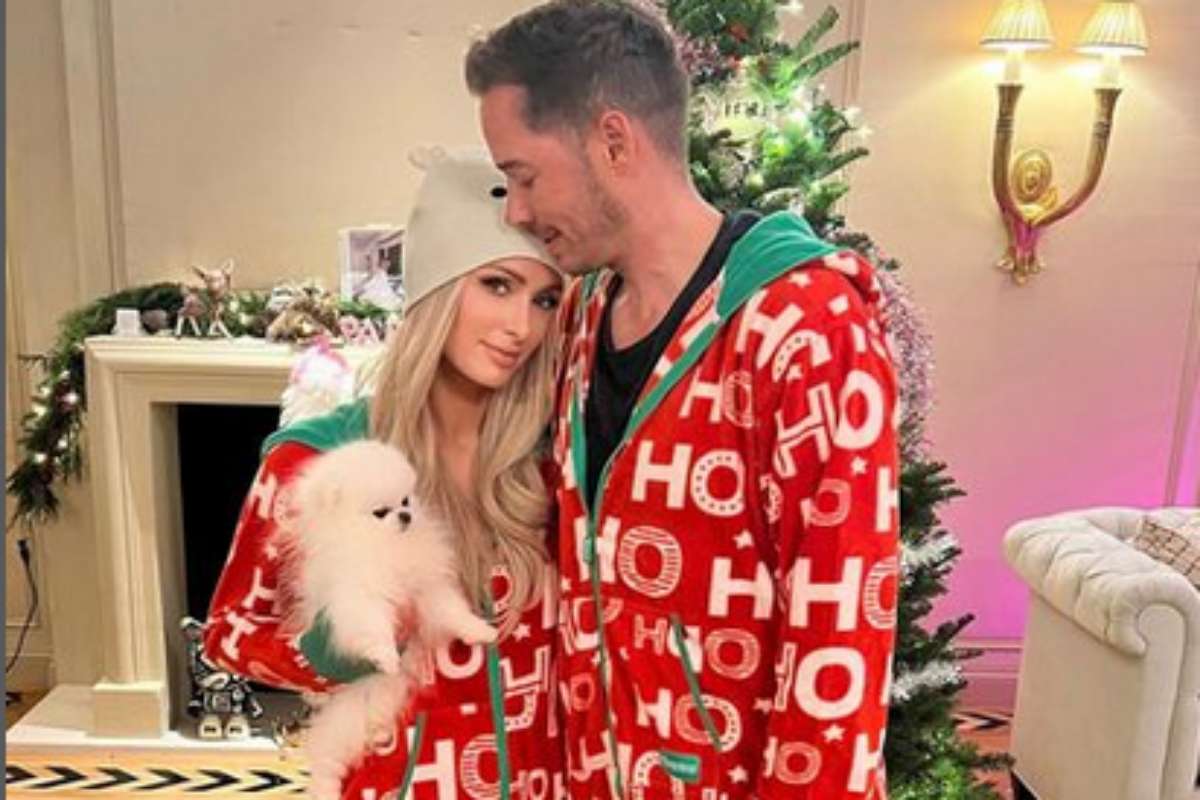 Paris Hilton com o marido no Natal