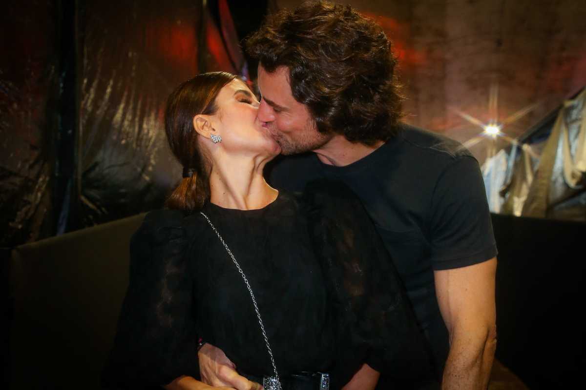 Paula Fernandes beijando namorado durante show de Wesley Safadão no Garota VIP