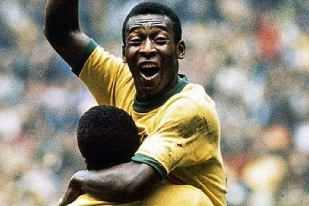 pelé jovem comemorando vitória da seleção brasileira em campo de futebol