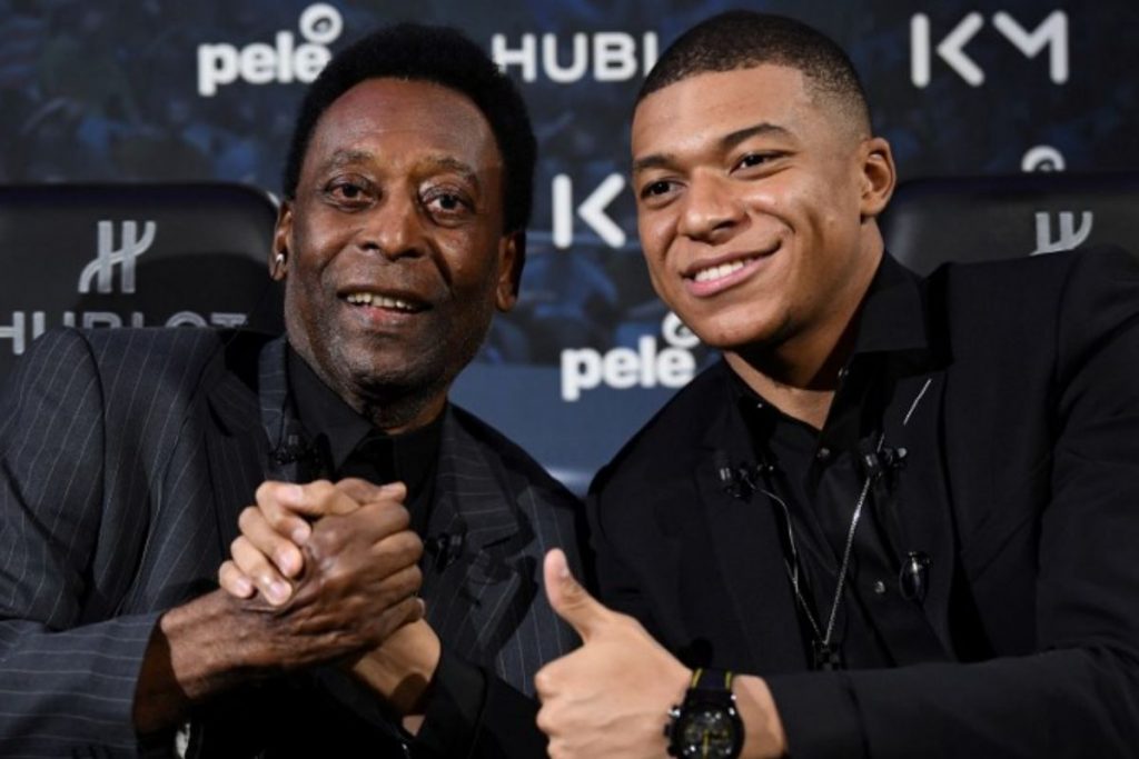 Kylian Mbappé cumprimentando Pelé