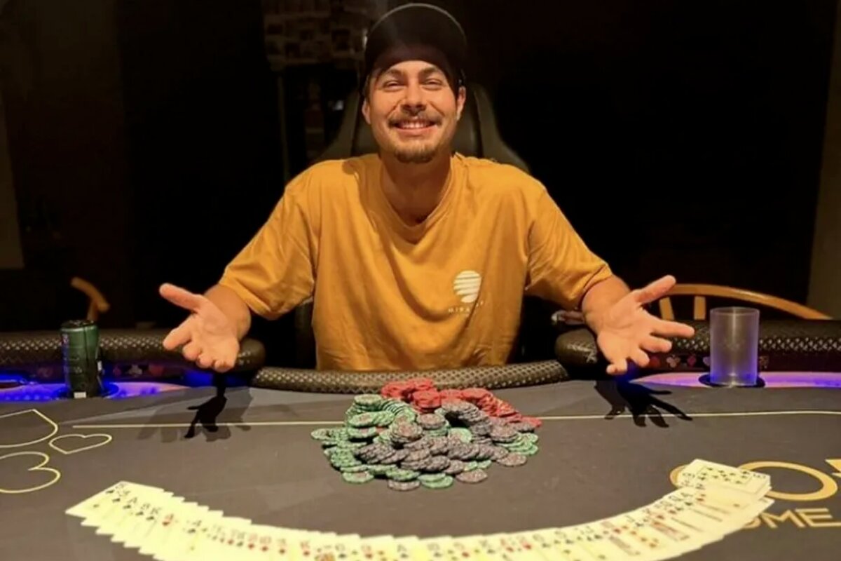 Rafa Vitti de camisa coral, na mesa de pôquer