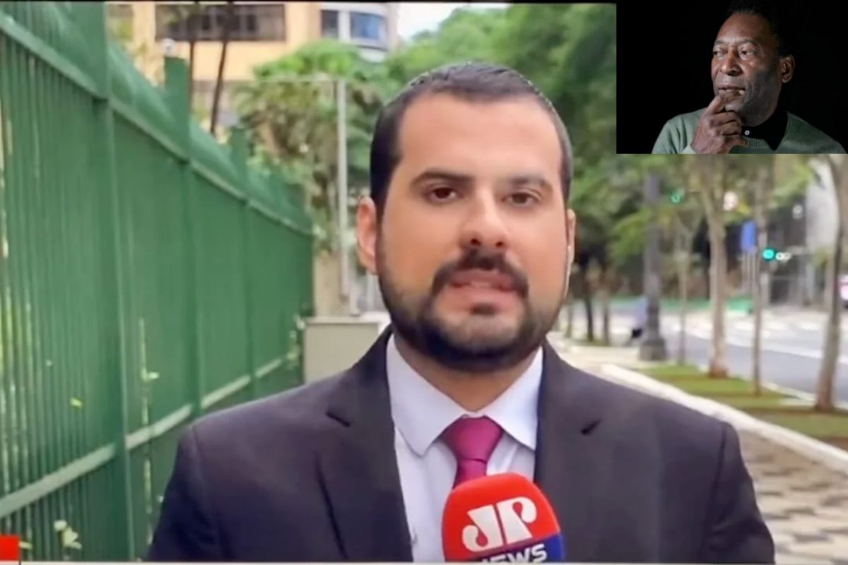 Repórter Vitor Rocha de terno, segurando o microfone da Jovem Pan, Pelé no detalhe