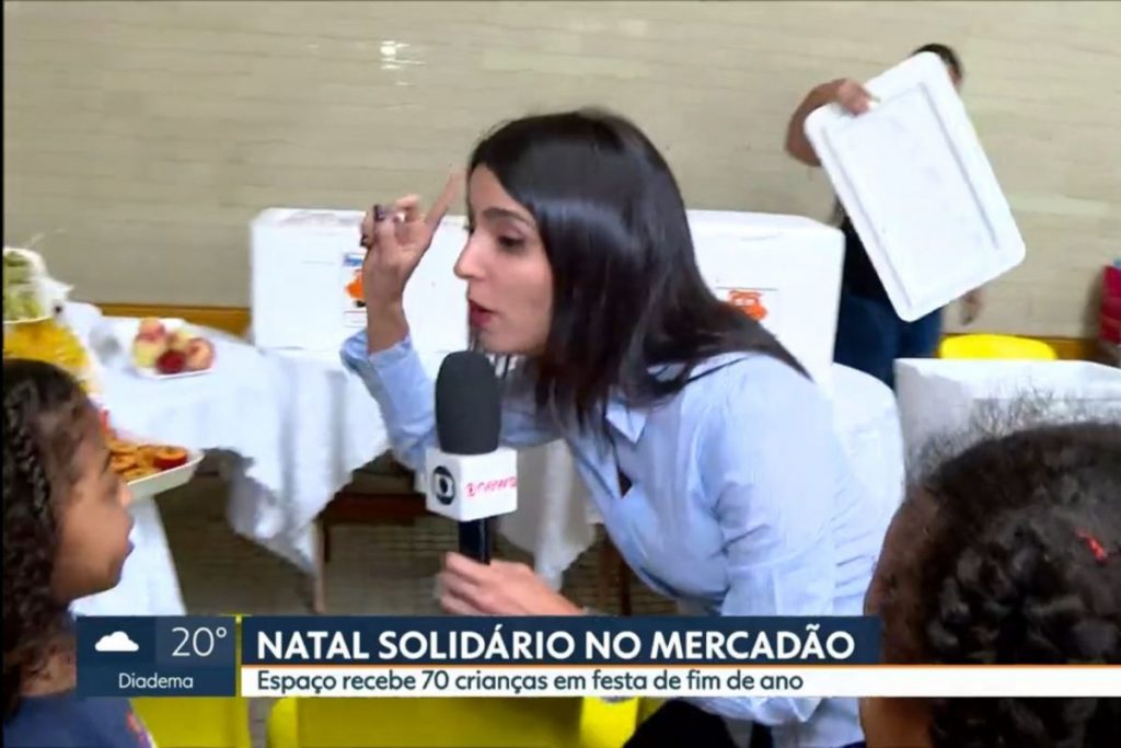 Repórter Fernanda Elnour durante reportagem do SP1