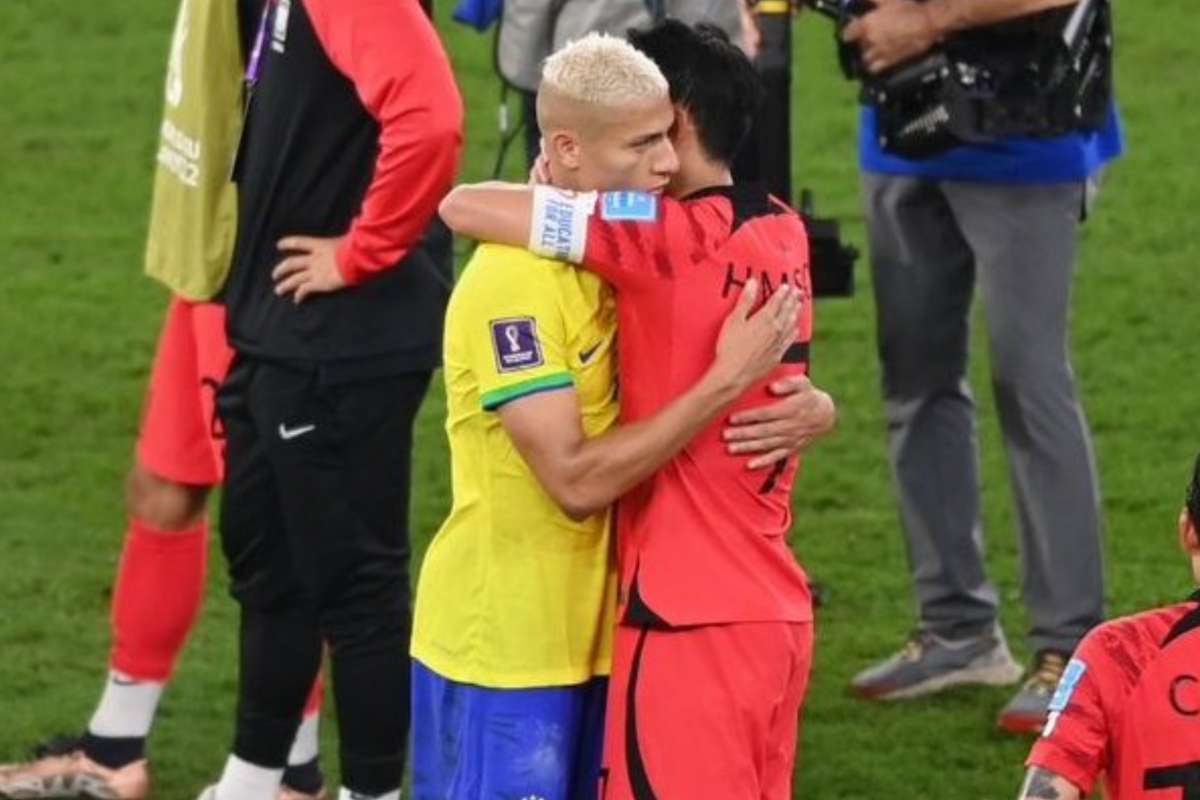 Richarlison abraça jogador da Coreia do Sul