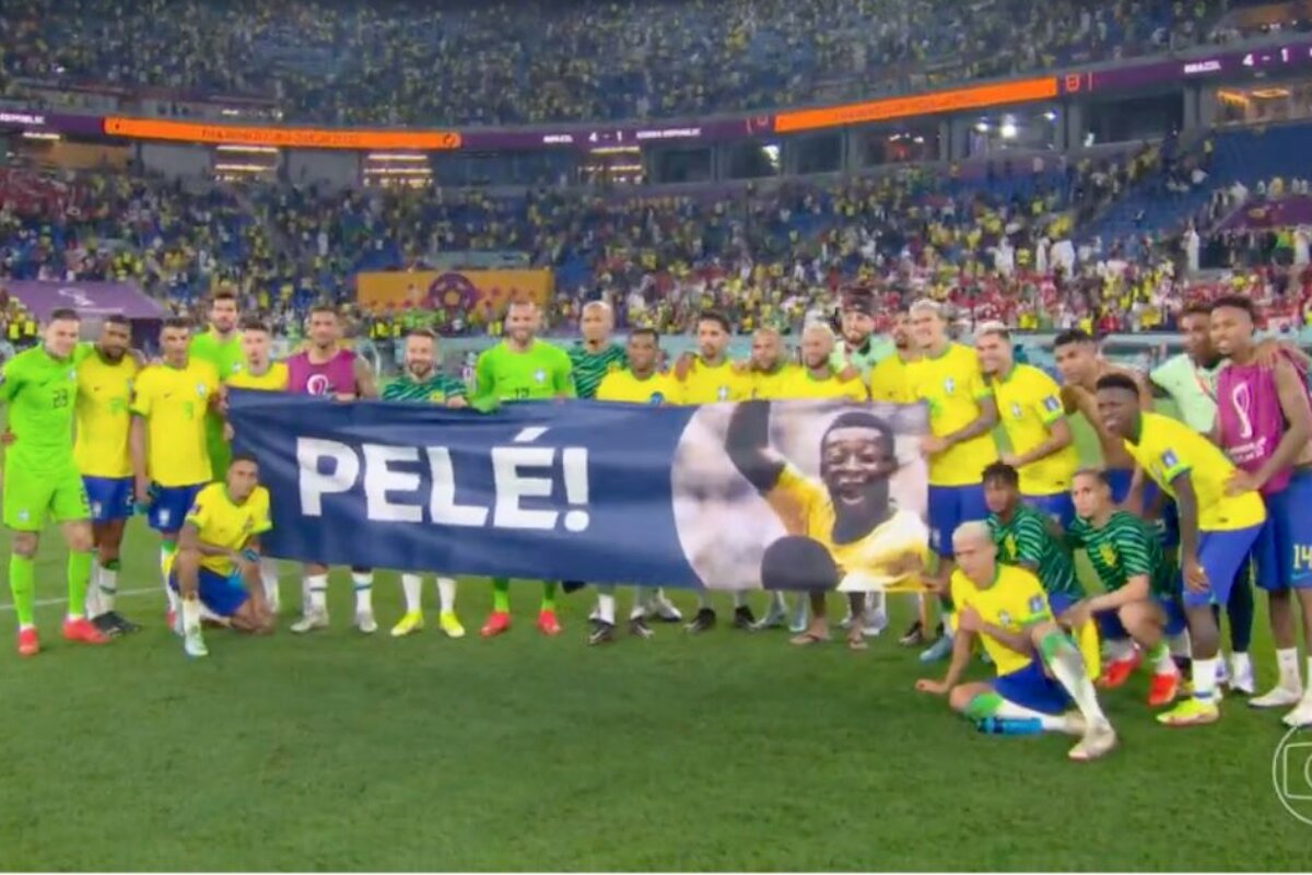 Seleção brasileira estende faixa para Pelé no gramado