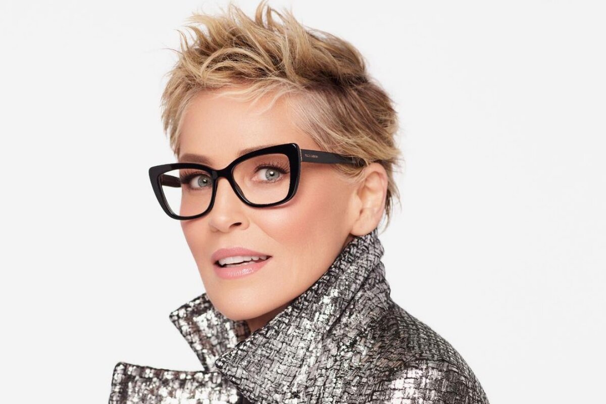Sharon Stone de óculos, jaqueta prateada