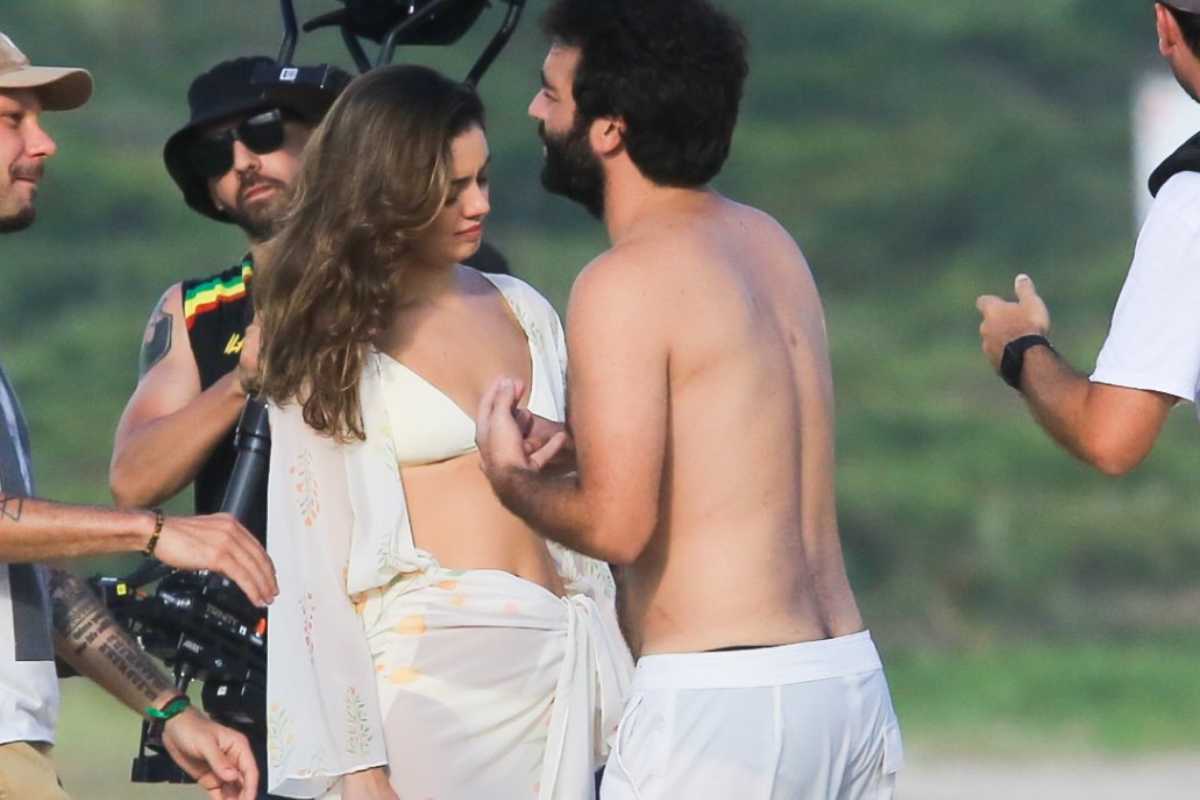 Sophie Charlotte e Humberto Carrão gravando cena de "Todas as Flores" na praia