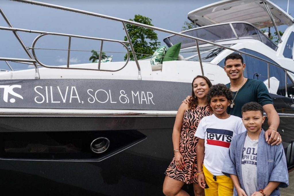 Thiago Silva e a família posam ao lado do iate que leva o nome do Capitão da Seleção Brasileira