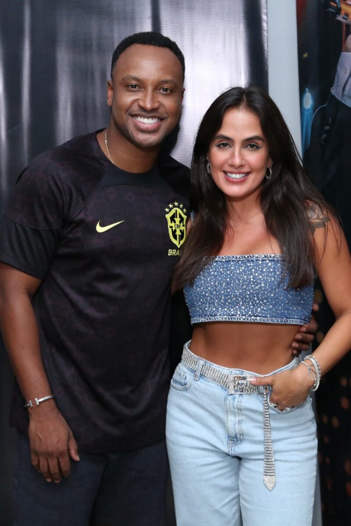 Thiaguinho  e Carol Peixinho não se desgrudam abraçados, sorrindo