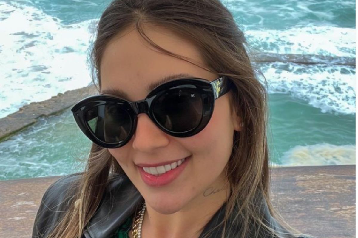Virgínia Fonseca em uma selfie, em frente ao mar, de óculos de sol
