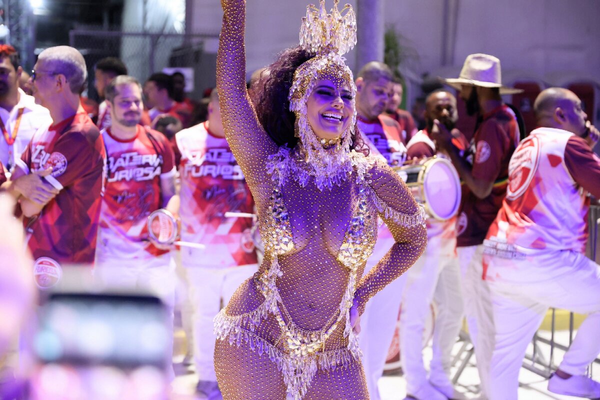 Viviane Araújo no mini-desfile na Cidade do Samba, de biquíni dourado