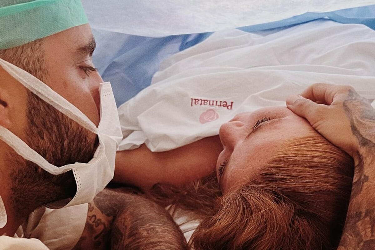 Pedro Scooby e Cintia Dicker no hospital