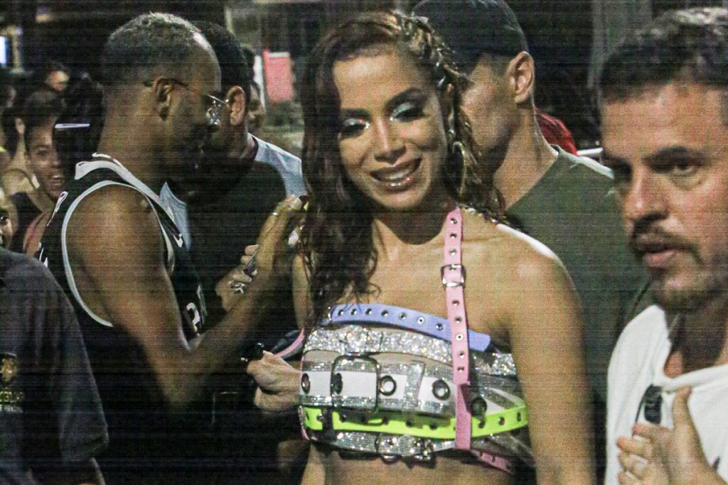 Anitta sorriu para os fotógrafos