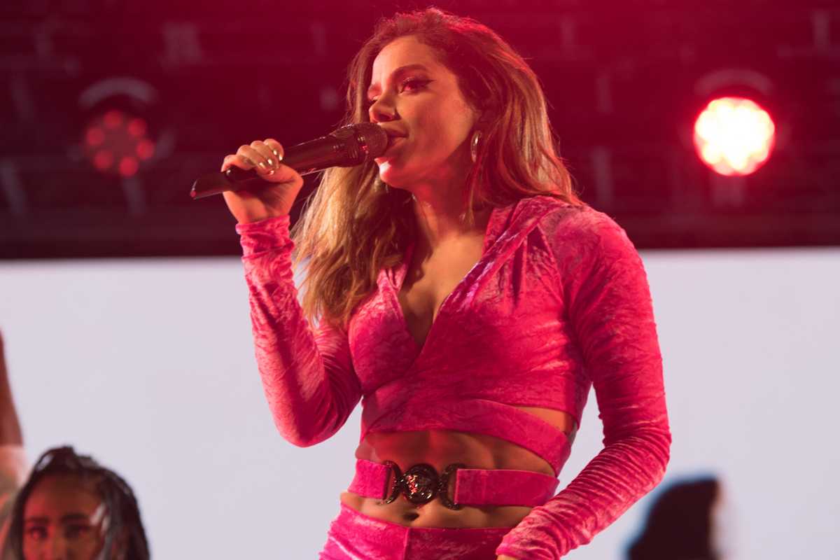 Anitta se apresentando em show no Réveillon Vista 2023