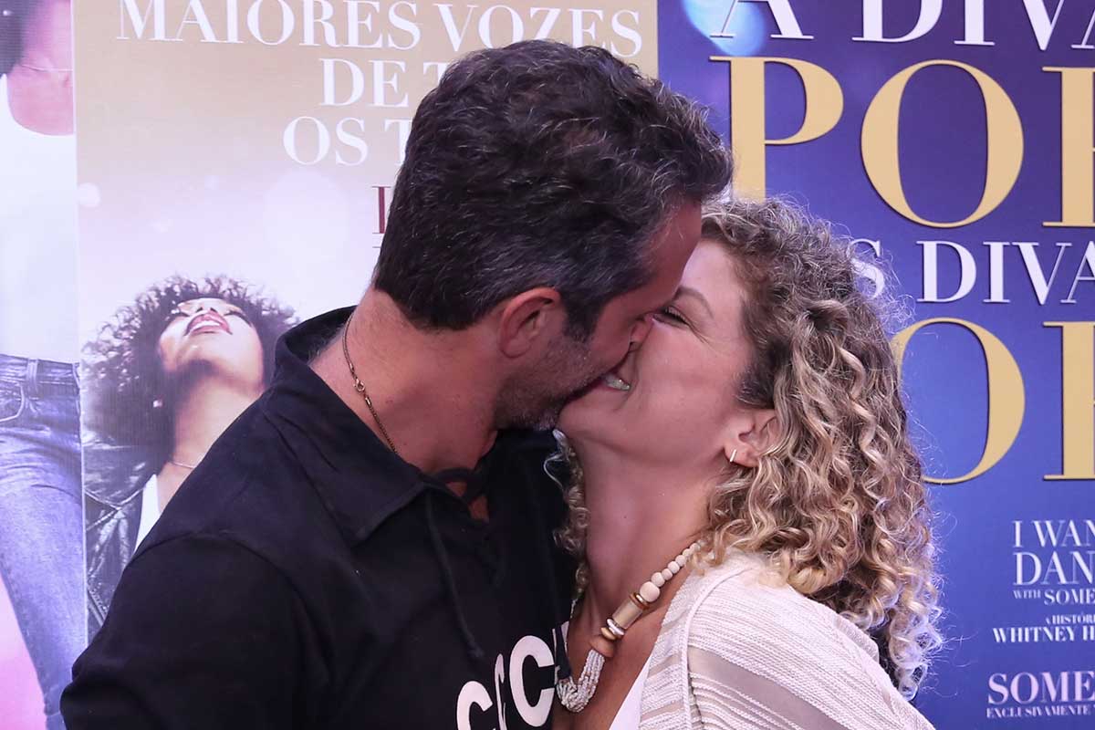 Iran Malfitano e Bárbara Borges trocam muitos beijos em pré-estreia