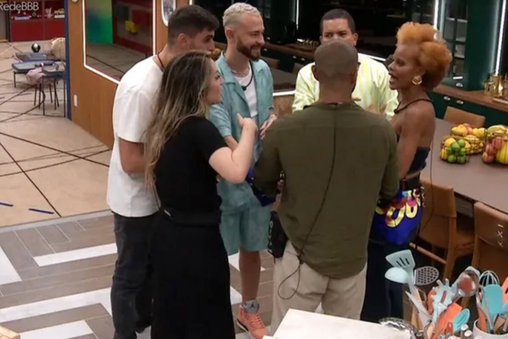 BBB23 Participantes conversando em pé na sala