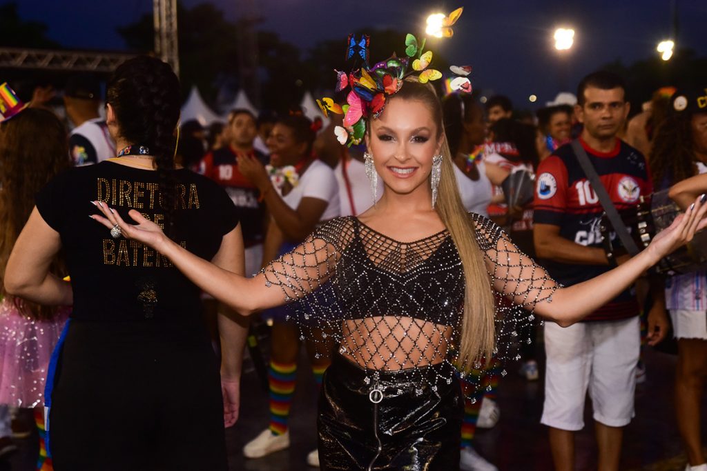 Carla Diaz arrasou em ensaio de Carnaval