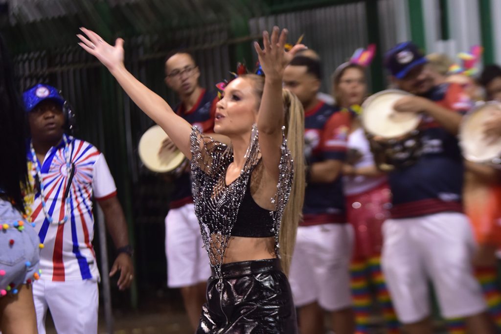 Carla Diaz mostrou muito samba no pé