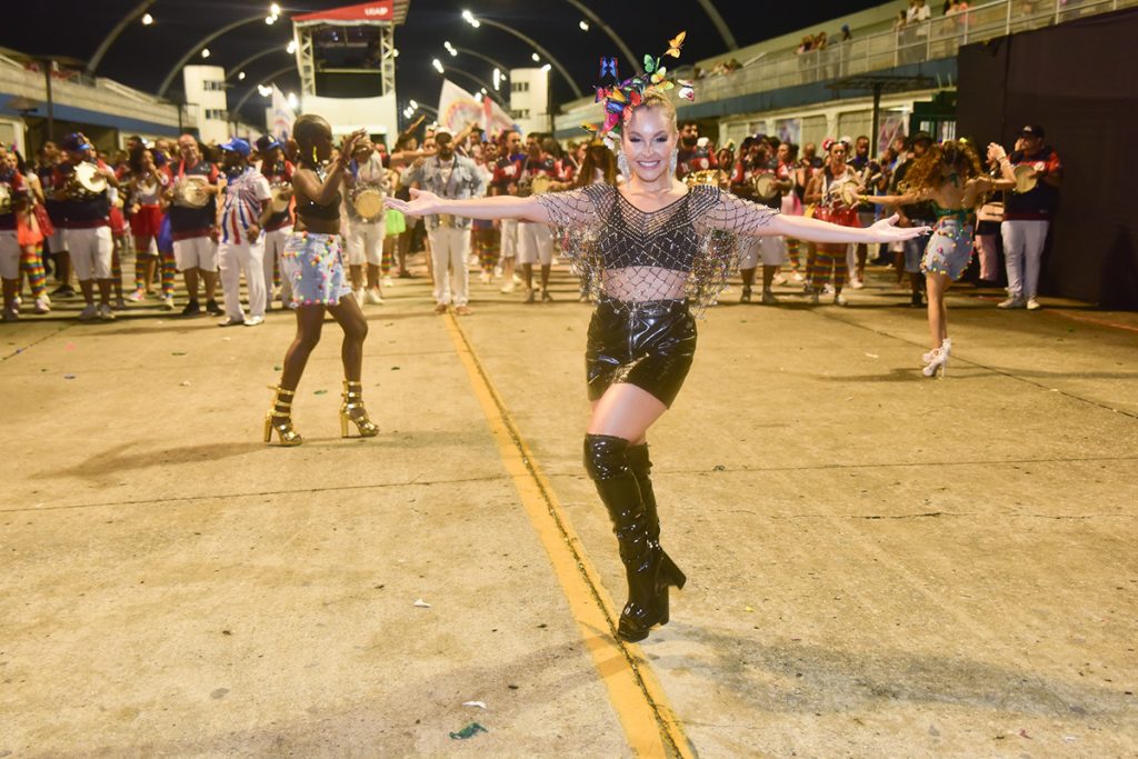 Carla mostrou que está prontíssima para cruzar a avenida