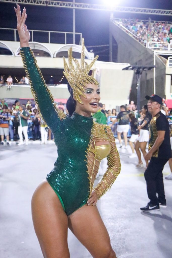 Aline Mineiro no ensaio técnico da Mocidade Independente de Padre Miguel, de body verde e dourado