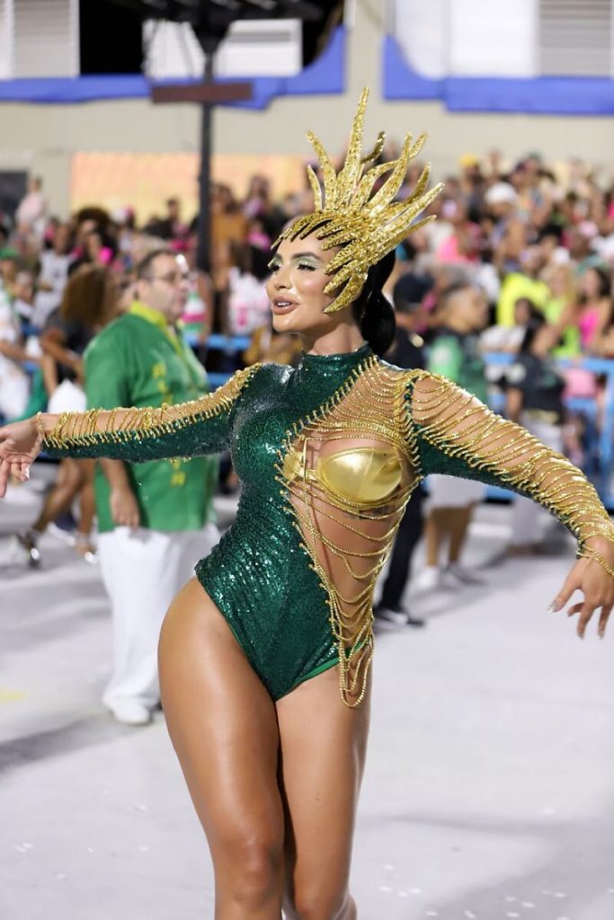 Aline Mineiro no ensaio técnico da Mocidade Independente de Padre Miguel, de body verde e dourado