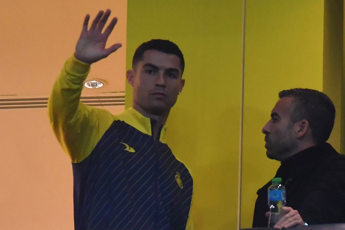 Cristiano Ronaldo vendo jogo do Al-Nassr