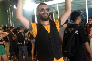 diogo defante visitando casa de vidro com óculos escuros