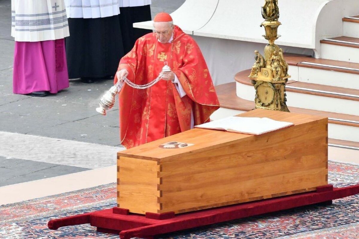 Papa Francisco diante do caixão do Papa Bento XVI