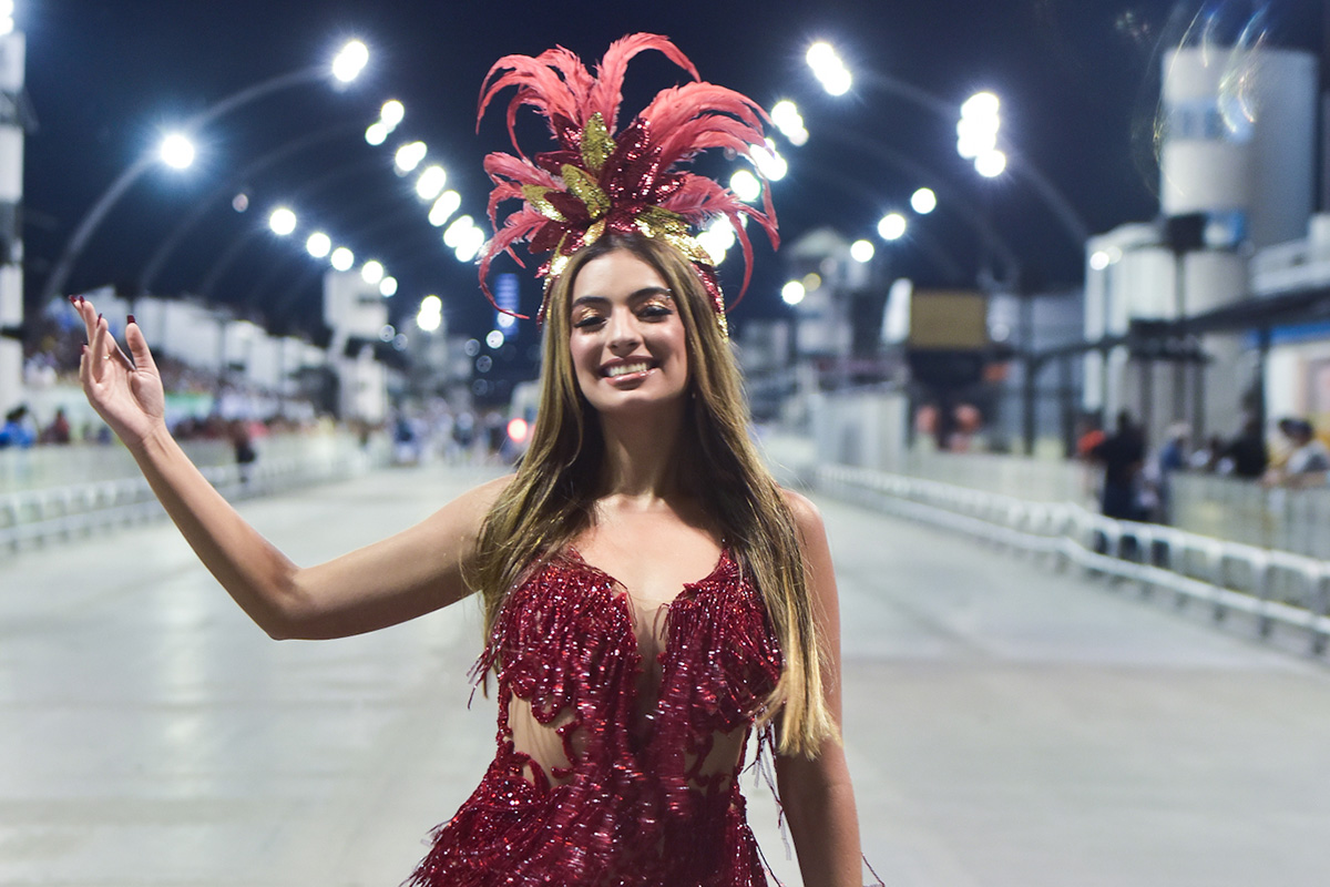 Julia Puzzuoli arrasa em ensaio de Carnaval