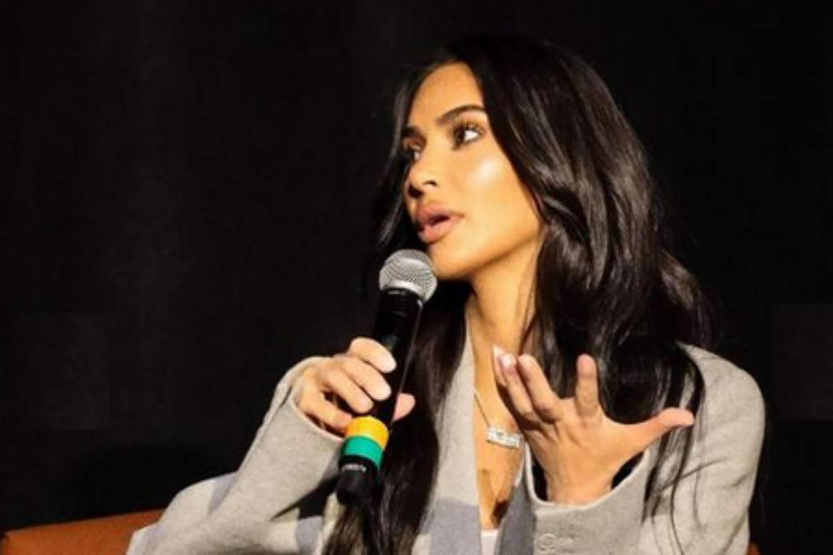 Kim Kardashian com microfone na mão