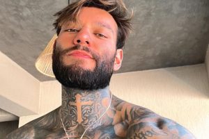 lucas lucco posando sem camisa em selfie