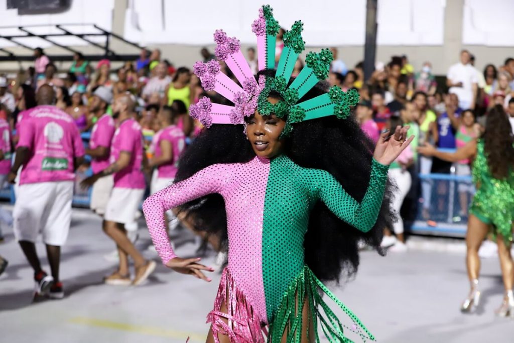 Thelminha de body verde e rosa estilizado no ensaio técnico da Mangueira