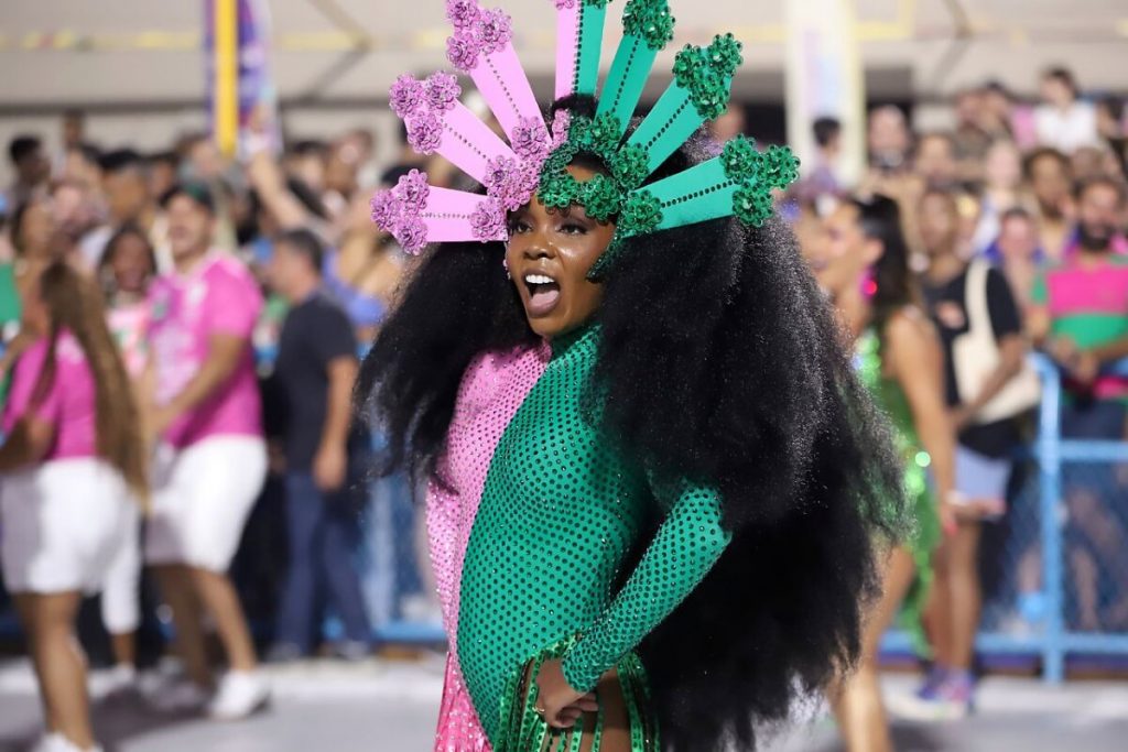 Thelminha de body verde e rosa estilizado no ensaio técnico da Mangueira