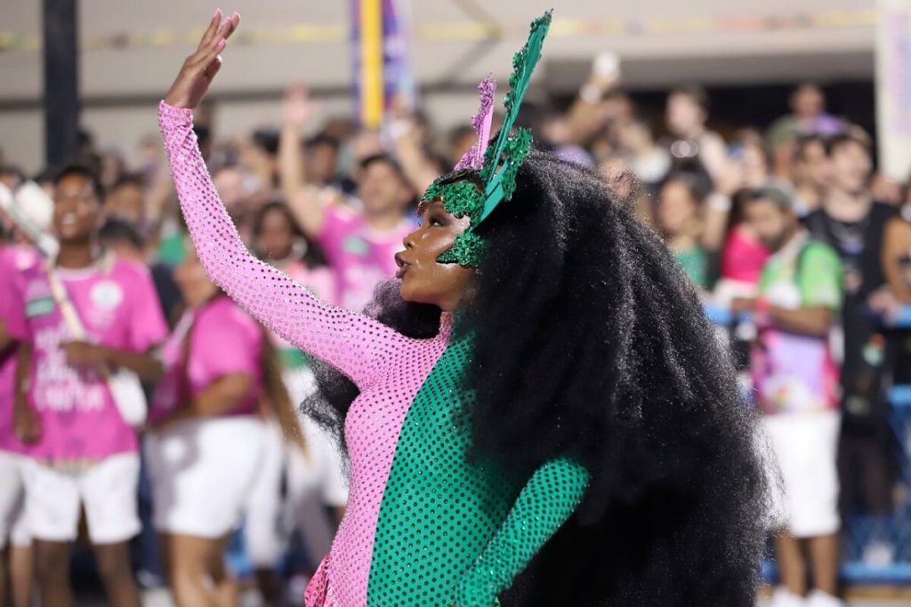 Thelminha de body verde e rosa estilizado no ensaio técnico da Mangueira