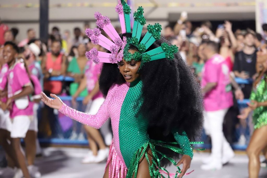 Thelminha de body verde e rosa estilizado no ensaio técnico da Mangueira