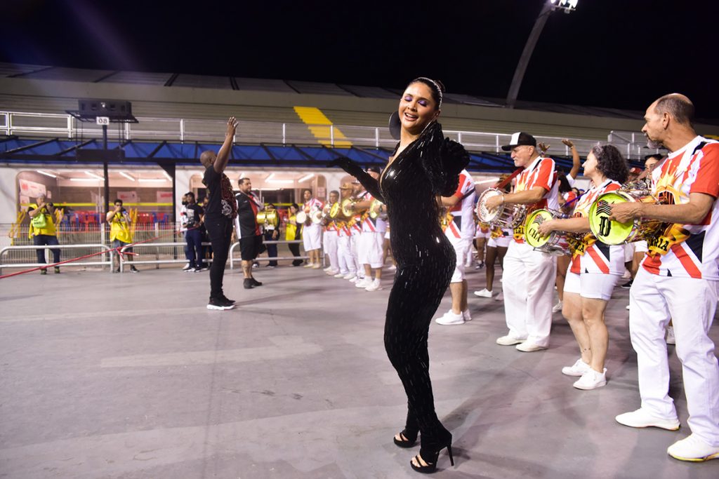 A digital influencer mostrou muito samba no pé