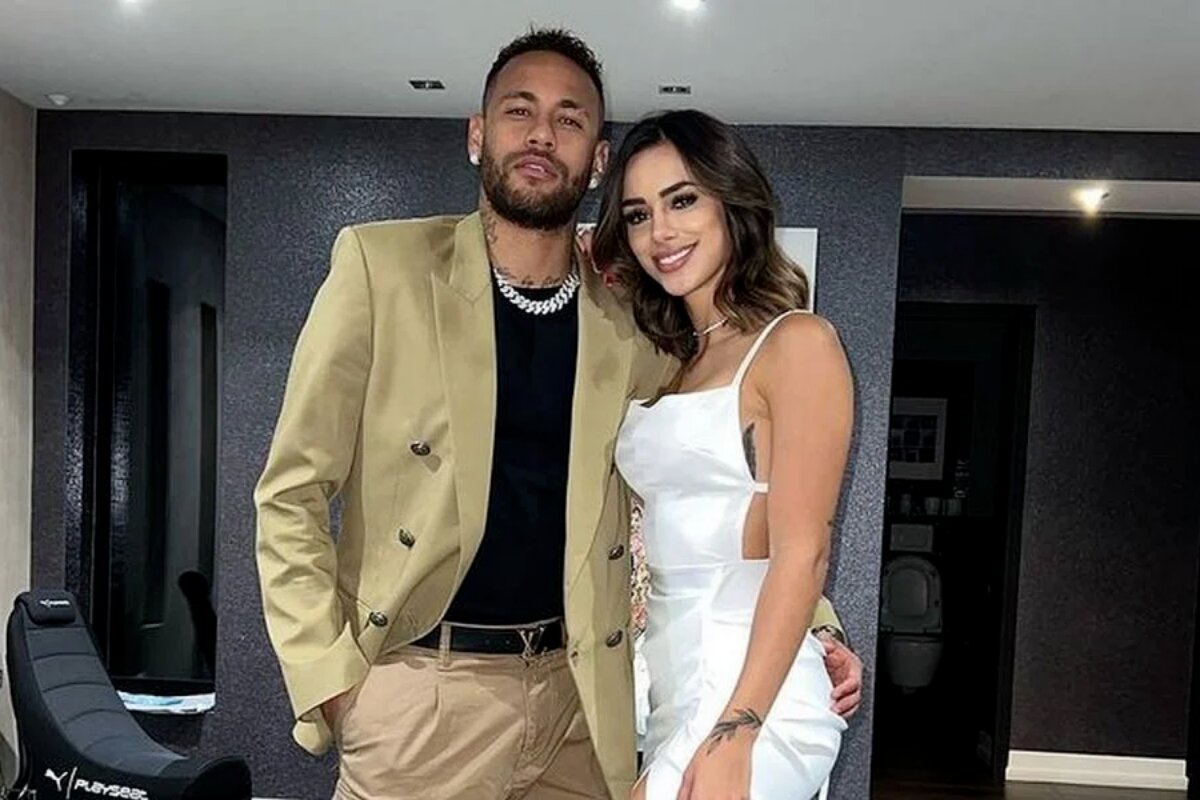 Neymar e Bruna Biancardi em pé, abraçados