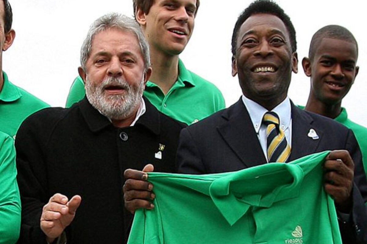 Presidente Lula ao lado do Rei Pelé, que está segurando uma camisa pólo verde