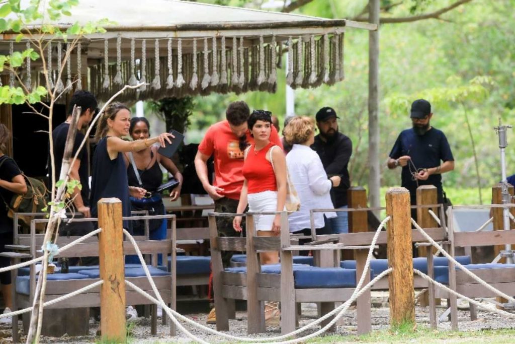 Romulo Estrela, Thiago Fragoso e Vanessa Giácomo gravando cena em Travessia