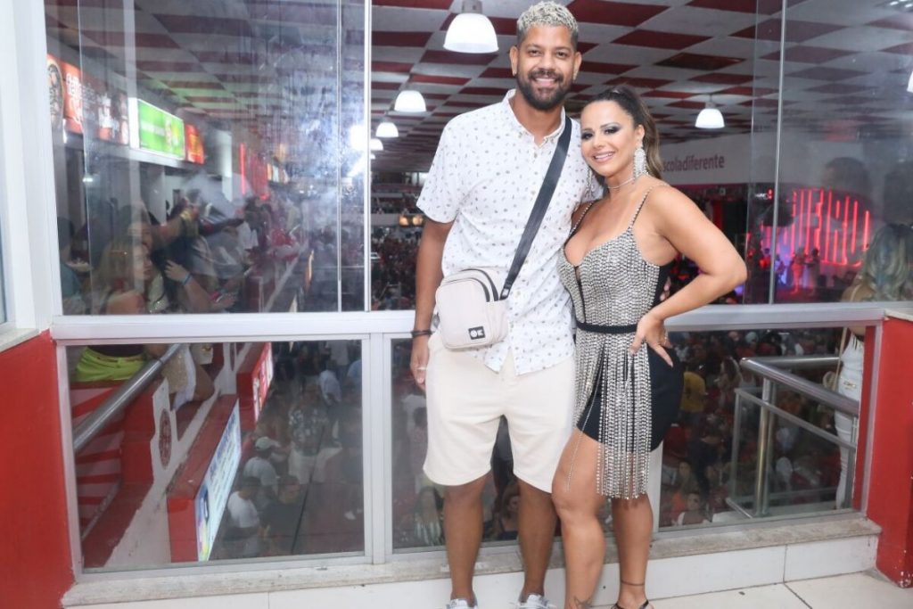 Viviane Araújo abraçada ao marido, Guilherme Militão