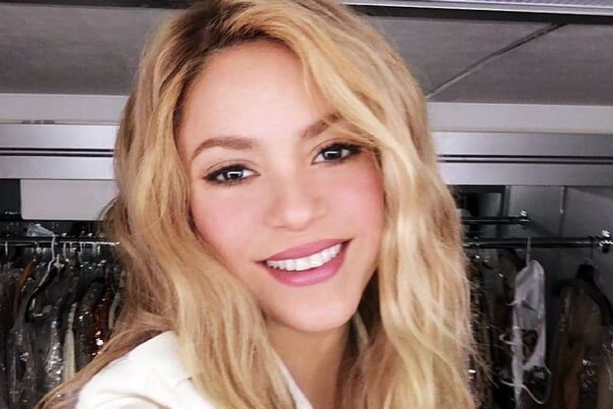 Shakira faz selfie no closet