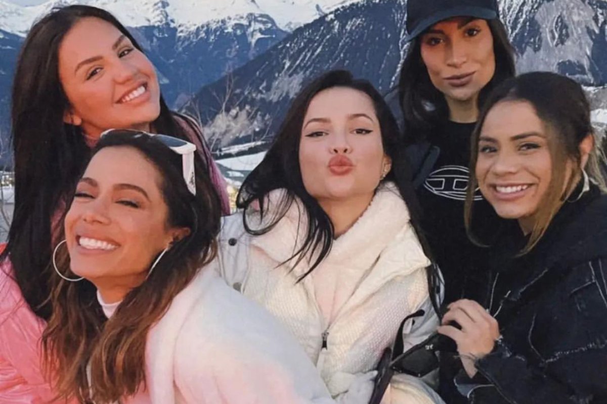 Vivi Wanderley, Anitta, Juliette Freire, Bianca Andrade e Lexa posando juntas nos alpes franceses
