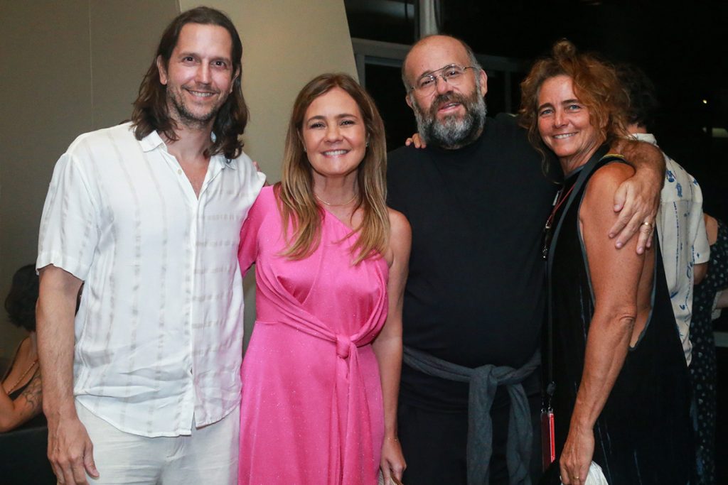 Vladmir Brichta e Adriana Esteves também marcaram presença no show e posaram com Otávio Müller