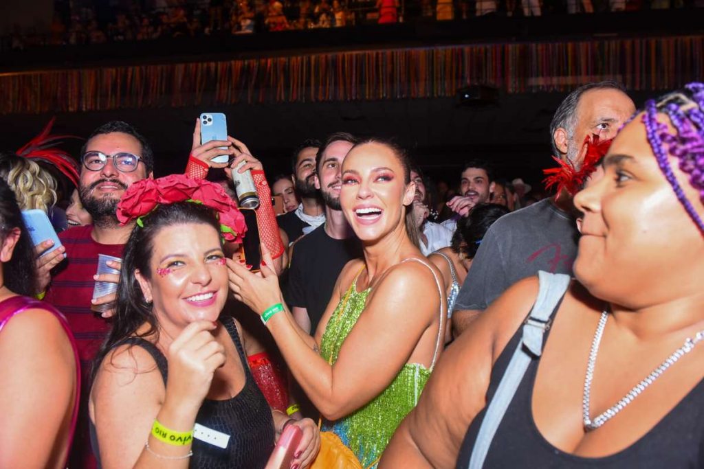 Paolla Oliveira no show de Diogo Nogueira