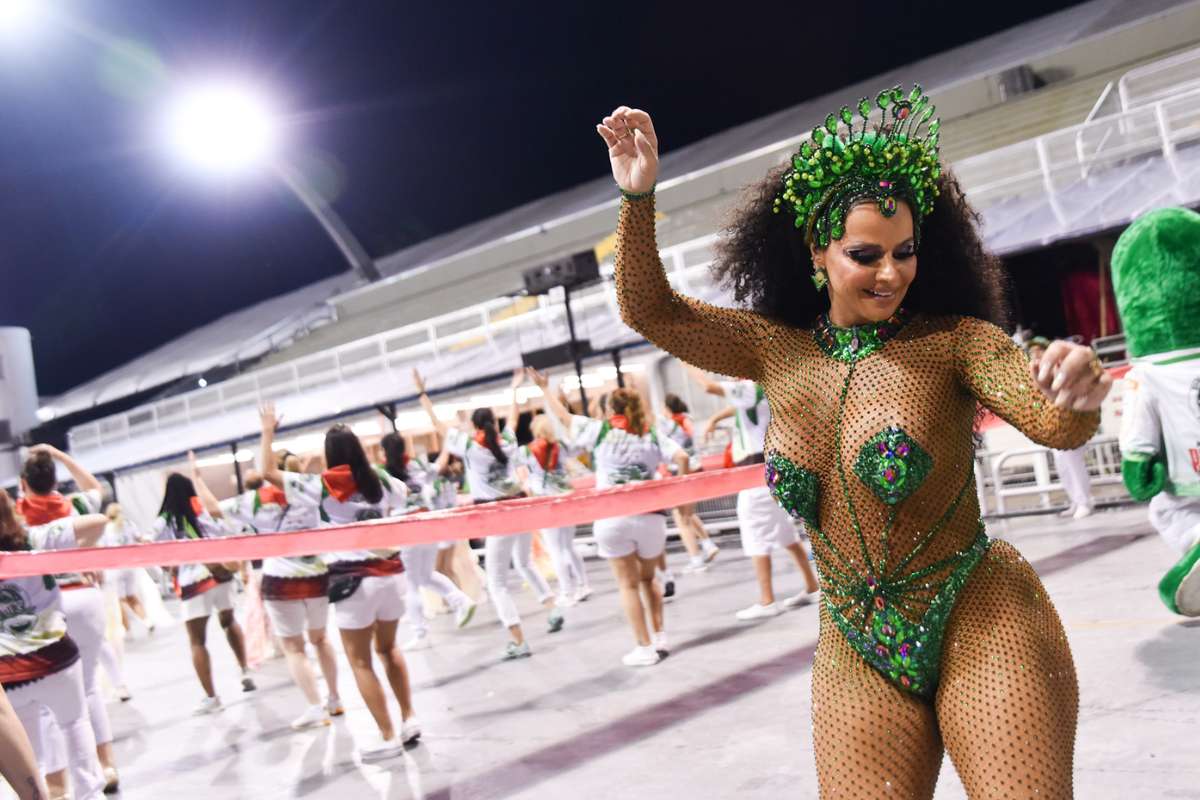 Viviane Araujo cai no samba em ensaio da Mancha Verde
