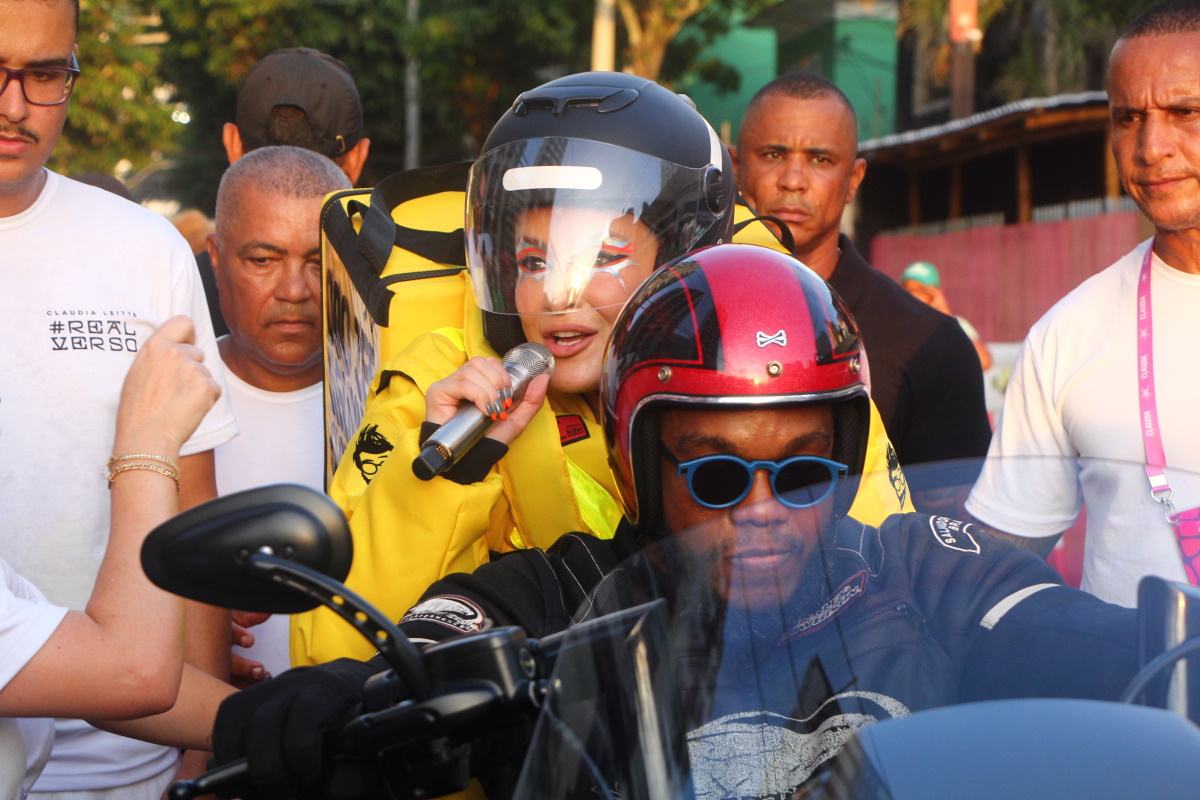 Claudia Leitte chega de moto no Carnaval de Salvador