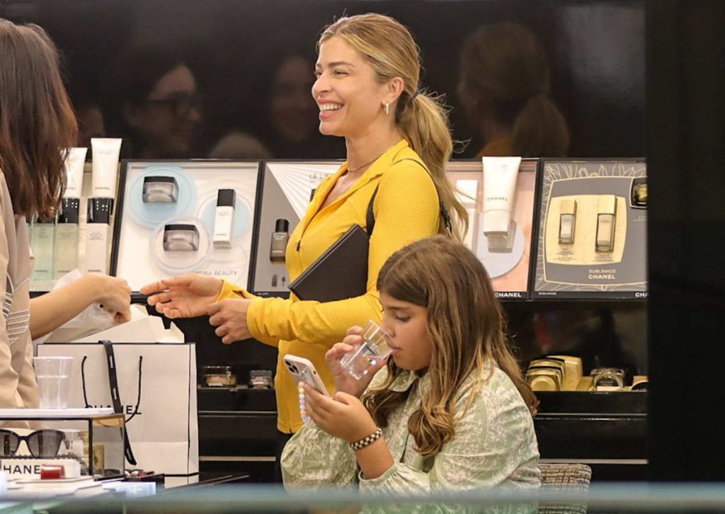 Grazi Massafera e Sofia em shopping