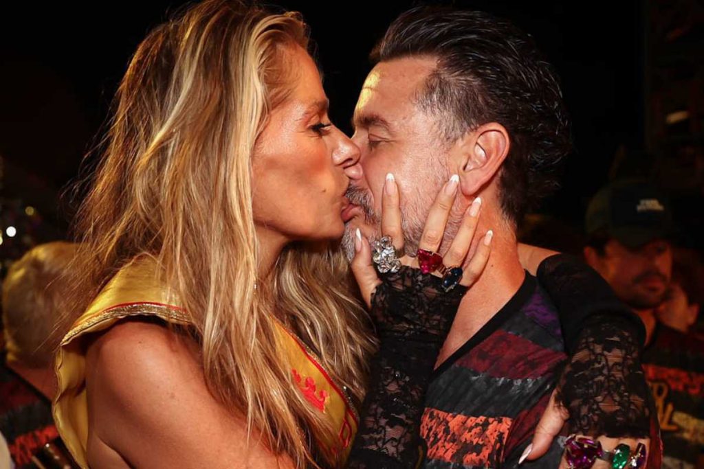 Adriane Galisteu beijando maridão, Alexandre Iodice, no Camarote Allegria no Carnaval do Rio de Janeiro