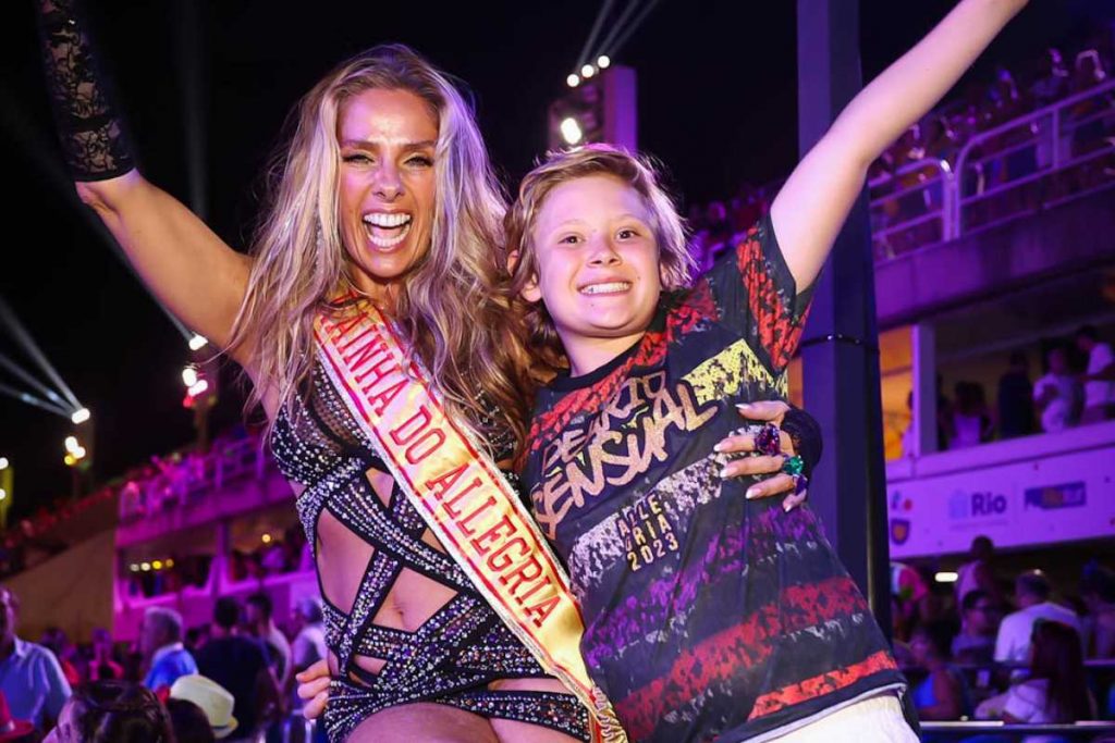 Adriane Galisteu e filho Vitório curtindo Camarote Allegria no Carnaval do Rio de Janeiro