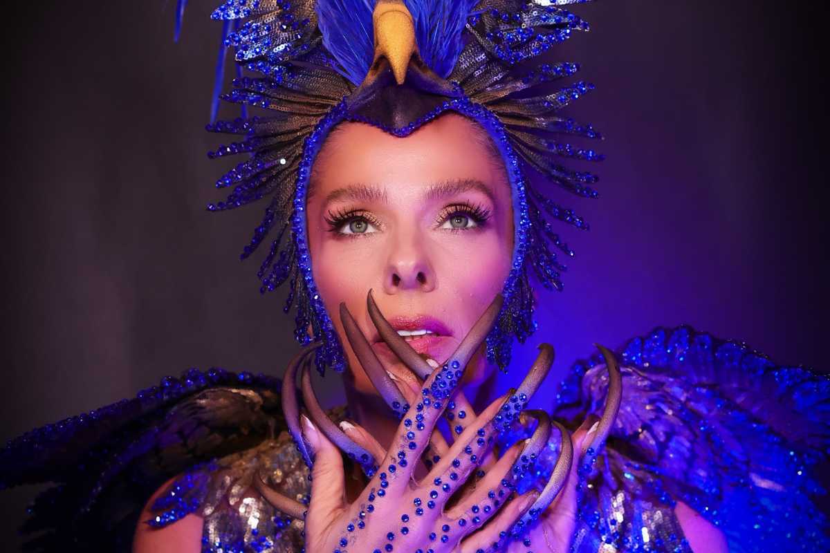Adriane Galietsue como águia em desfile da Portela para Carnaval do Rio de Janeiro